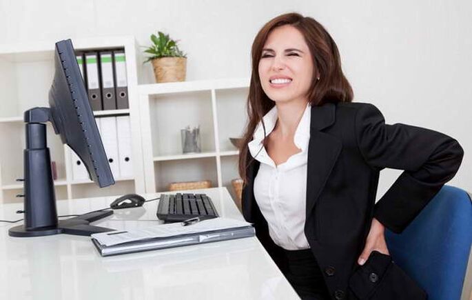 Rückenschmerzen aufgrund einer thorakalen Osteochondrose.