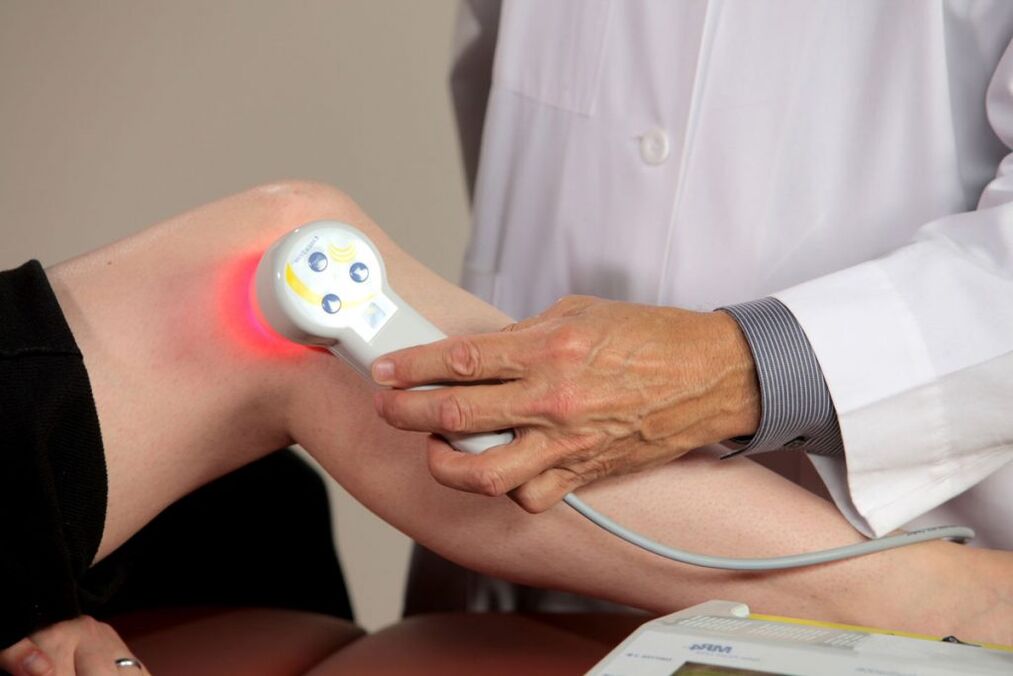 Physikalische Behandlung bei Arthrose des Kniegelenks.