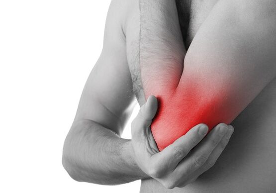 Schwellungen und stechende Schmerzen im Gelenk sind Anzeichen für das Endstadium einer Arthrose.