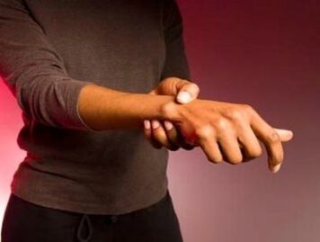 Starke Schmerzen und Bewegungsschwierigkeiten in den Fingergelenken aufgrund von Arthritis.